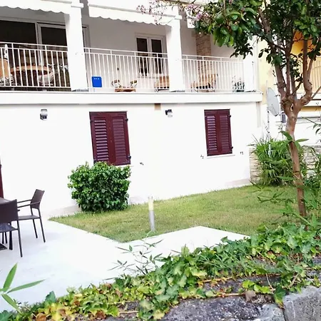 Colonial Close To Lone Beach Apartment